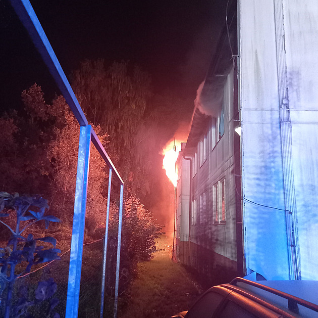 Noční požár ubytovny v Trutnově. Dvěma lidem plameny odřízly cestu ven