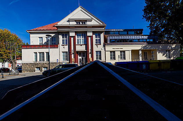 Obývák Jičína. Knihovna po rekonstrukci otevřela, získala sál i terasu