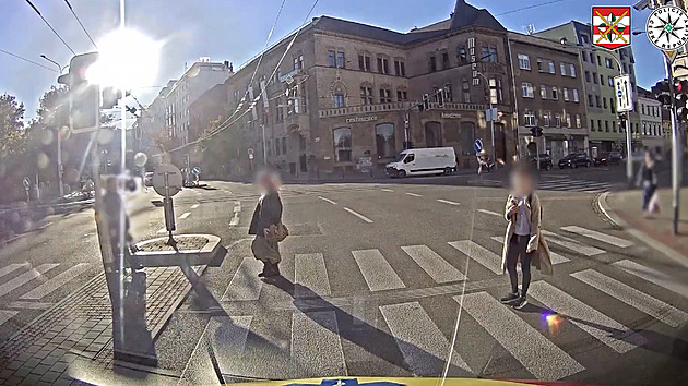 VIDEO: Jen kousek od tragédie. Ženy se sluchátky vběhly před houkající sanitku