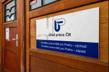 Plán na snížení podpor v nezaměstnanosti rozklížil vládu
