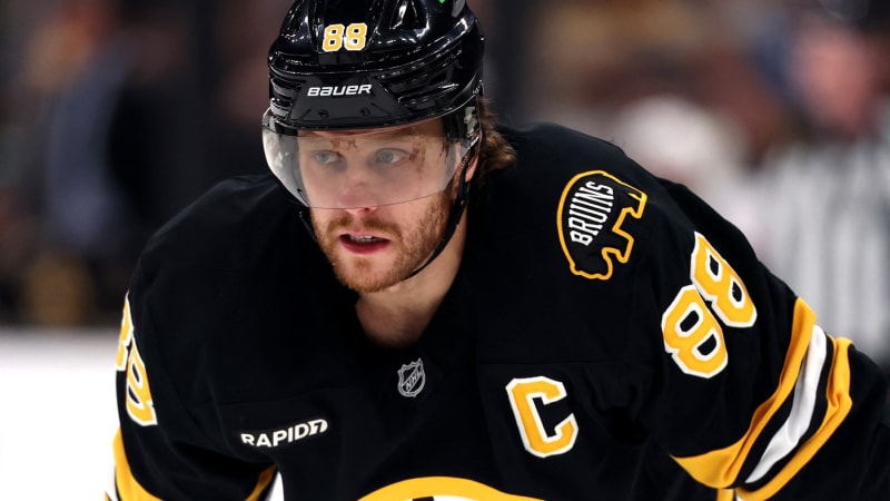 Nezastavitelný Pastrňák. Čtyřmi body režíroval výhru Bostonu, skóroval i Klapka