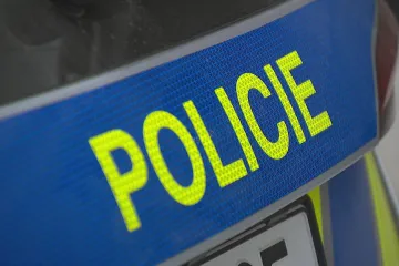 Na Hlávkově mostě havarovalo policejní auto, spadlo do Vltavy