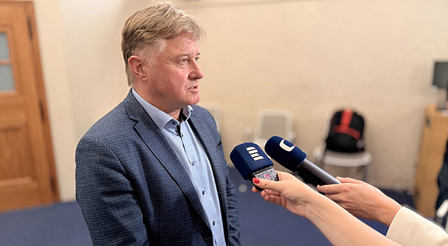 Výsledky voleb do Senátu: Sobotka obhájí už dnes, na Hradecku vítězí Dvořák a podnikatelka