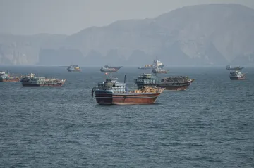 Neznámý projektil zasáhl tanker v Hormuzském průlivu, posádka je v bezpečí