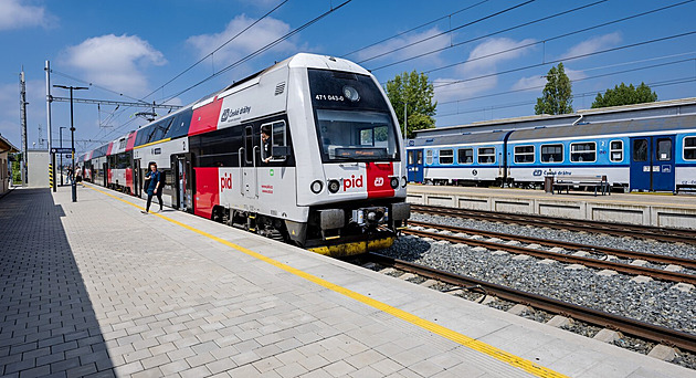 Kapacitní krize příměstských vlaků pokračuje, někde jezdí jen jedna souprava