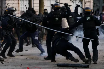 Francouzská policie zadržela v souvislosti s násilnými protesty přes dva tisíce lidí