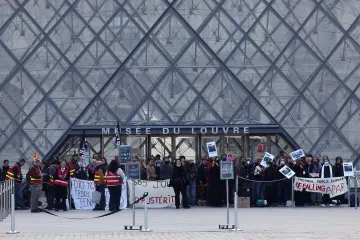 Demonstranti zablokovali vchod do Louvru, Macron odmítl demisi ministra