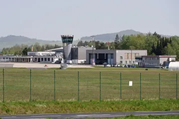 Stát převezme karlovarské letiště. Využívat ho bude i armáda