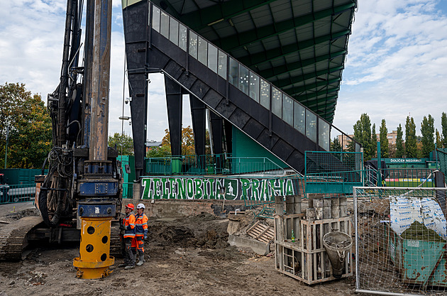 Od rána v akci bagr i vrtná souprava. Bohemians zahájili výstavbu jižní tribuny