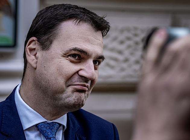 Klidně ať si stávkují až do voleb za tři roky, vzkázal Macinka hercům